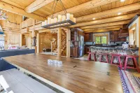 Inviting Hot Tub and Stunning Mountain Views - Exquisite Log Haven