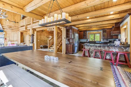 Inviting Hot Tub and Stunning Mountain Views - Exquisite Log Haven