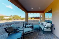 Updated home with mountain views, a private patio, grill, EV charger, W/D, & AC Hotels in Tanque Verde