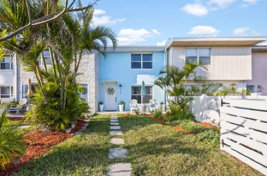 Private Balcony and Tropical Patio Retreat - Stylish Coastal Haven