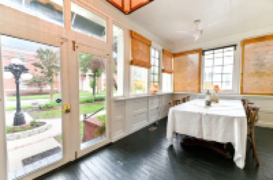 Charming Historic Inn with Ensuite and Smart Television - Delightful Escape