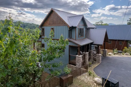 Spacious Cabin with Game Room and Scenic Views - Stunning Mountain Retreat Отели рядом с достопримечательностью «Little Mountain Church Village»