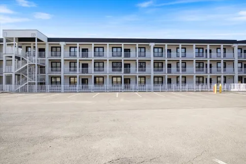 Spacious Living and Panoramic Channel Views - Stunning Lakeside Haven Hotel a Osage Beach