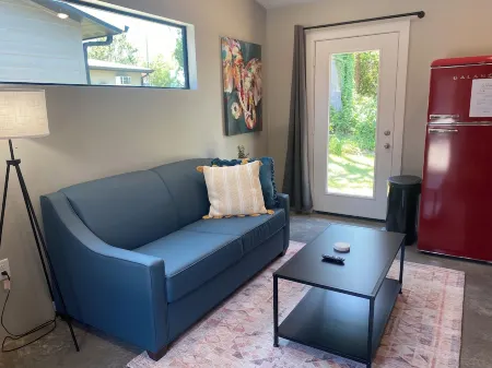 Charming cottage in downtown Mount Vernon!