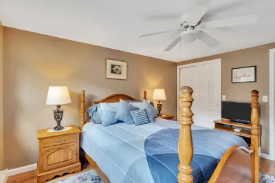 Charming Townhome with Fenced Backyard and BBQ Grill - Cozy Retreat