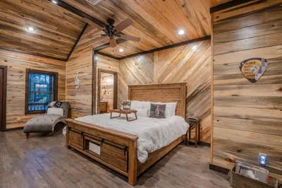 Cozy Retreat - Hot Tub, Fireplaces, Music Vibe فنادق في McCurtain County