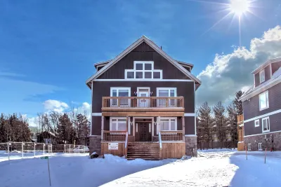 Brand New 7 Bdrm Luxury Cottage with Private Beach Access, BBQ,7.5 Baths, Hot Tub, Ping Pong Table