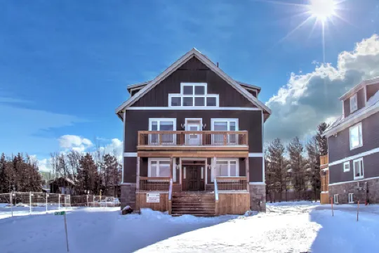 Brand New 7 Bdrm Luxury Cottage with Private Beach Access, BBQ,7.5 Baths, Hot Tub, Ping Pong Table