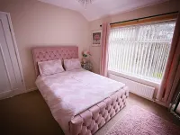 Entire 3-Bedroom Home in Oldham - Guest House Отели в г. Дельф