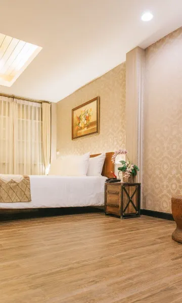 ห้องจูเนียร์คิงสวีทพร้อมระเบียงและวิวสวน