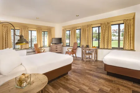 Clocktower Inn Ventura Отели рядом с достопримечательностью «Эмма Вуд Стейт Бич»