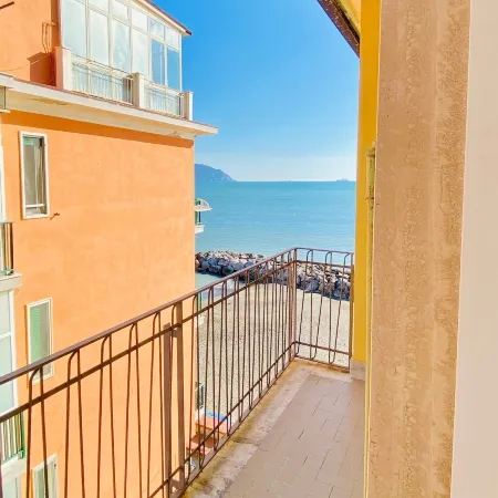 GuestHost - Cosy Flat with Sea View Balcony