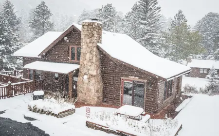 Castle Mountain Lodge Отели рядом с достопримечательностью «оз. Спраг»