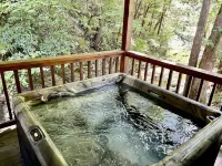 Creekside 2 Bedroom Cabin by Redawning