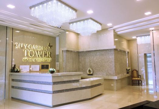 시티 가든 타워의 파노라마 바다, 도시 그리고 산의 경치