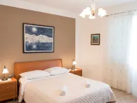 Villa with with 5 Apartments in Peracko Blato