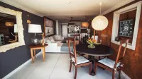 4 Dolphin Views la Mercy Luxury Beachfront Apartment with Private Swimming Pool Hôtels à : Umdloti