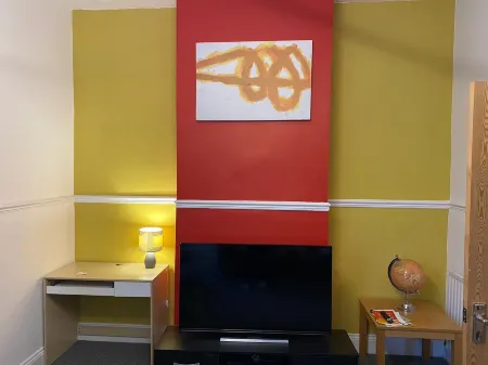 The Vacationers - Pvt Rooms with Shared Bath