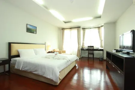 The Park 304 Executive Serviced Apartment Отели в г. Si Maha Phot