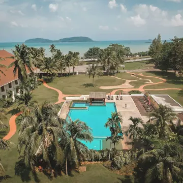 The Nouveau Chumphon Beach Resort and Golf Hotels near Hat Sai Ri