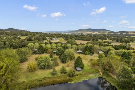 Stayau 1Br Rustic Picturesque Cottage Отели в г. Баджер Крик