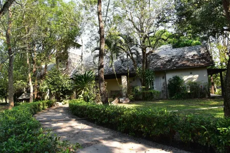 Uncle Jo Rustic Отели рядом с достопримечательностью «Wat Walukaram»