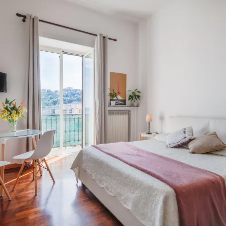 NapoliCentro Mare - Sea View Rooms & Suites Отели рядом с достопримечательностью «Прогулка»