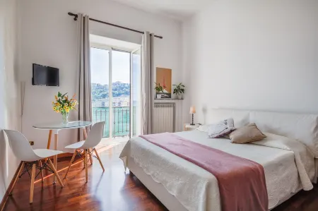 NapoliCentro Mare - Sea View Rooms & Suites Отели рядом с достопримечательностью «Via Caracciolo e Lungomare di Napoli»