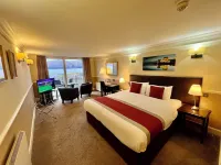 โรงแรมฮอลลี ทรี พร้อมสระว่ายน้ำและอ่างนวดน้ำอุ่น โรงแรมใน