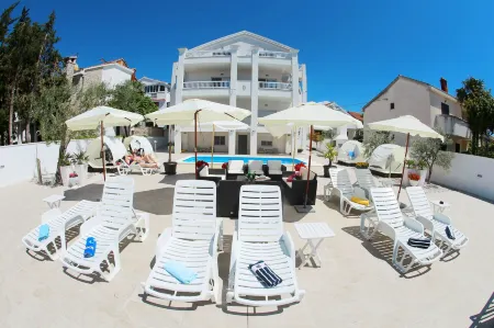 Villa Triana-Adults Only Отели рядом с достопримечательностью «Plaža Petrčane»