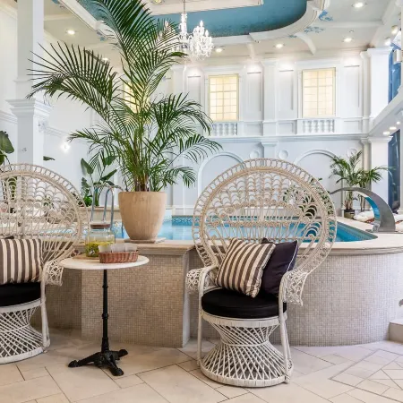 Queen's Court Hotel & Residence
