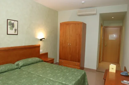 Hotel Fonda Neus Отели в г. Сан-Льоренс-д'Ортонс