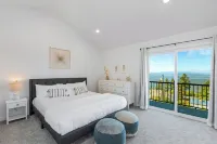 Peaceful Island Getaway, Port Susan Views with BBQ & Playroom