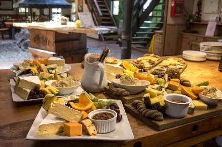 River Valley Lodge Отели в г. Пекокау