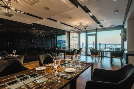 M1 Club Hotel Отели рядом с достопримечательностью «Храм святого апостола Луки»