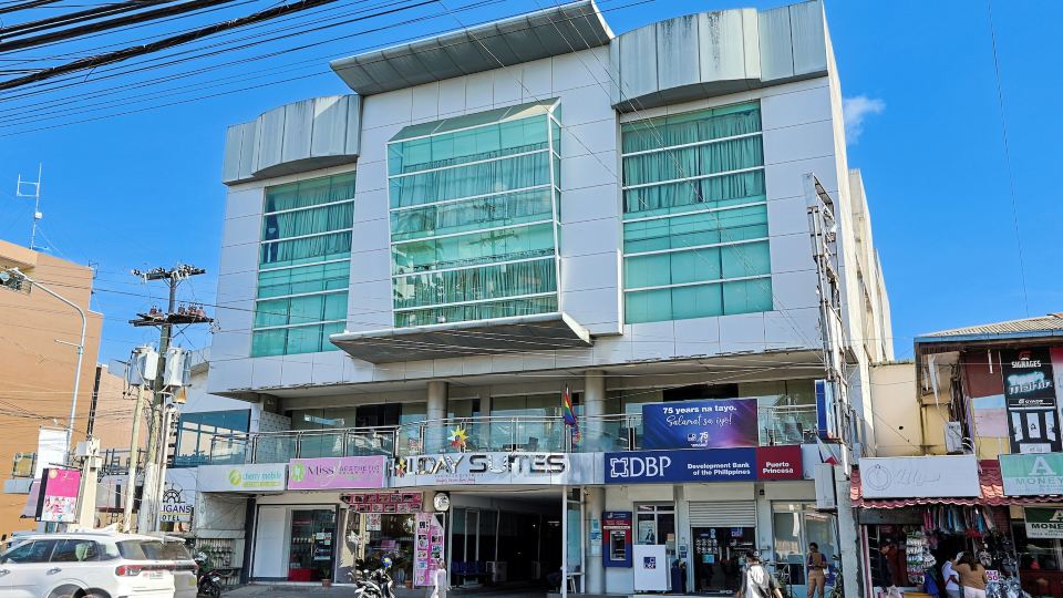 Holiday Suites Business District (Empire Suites Hotel)