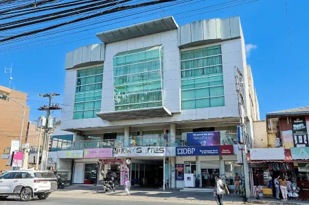 Holiday Suites Business District (Empire Suites Hotel) Отели рядом с достопримечательностью «Палаван Уайлдлайф Рескью энд Консервейшен Сентер»