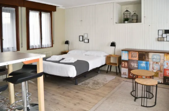 Tres Puentes Anguiano Apartamentos y Hostal โรงแรมใน