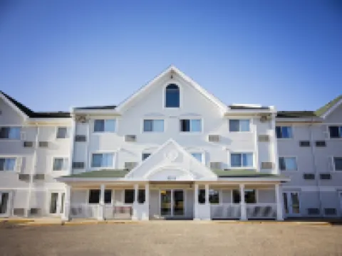 Travelodge Suites by Wyndham Regina / Eastgate Bay Hotels in Regina