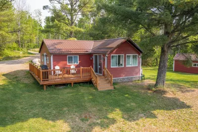 Yacht Club cabin on Burntside, with sauna