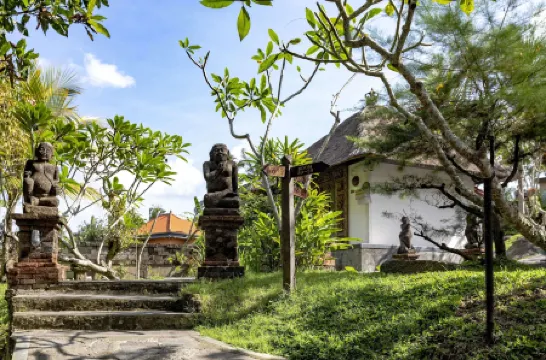Ubud Sari Health Resort Отели рядом с достопримечательностью «Убудский дворец»