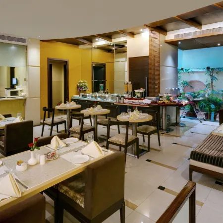 Grand Residency Hotel & Serviced Apartments Отели рядом с достопримечательностью «Железнодорожный вокзал Дадар»