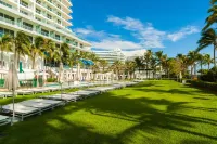 FontaineBleau, Balcony w Ocean Plus Bay and City View