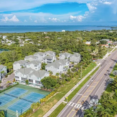 Longboat Key Cedars Beach House-Pet Friendly-2 Minute to the Beach Hotels near Longboat Key