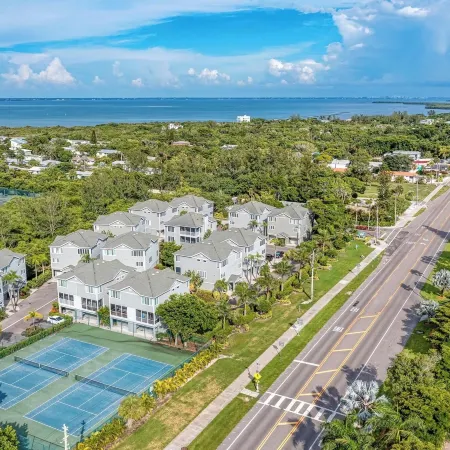 Longboat Key Cedars Beach House-Pet Friendly-2 Minute to the Beach