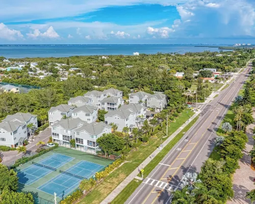 Longboat Key Cedars Beach House-Pet Friendly-2 Minute to the Beach Hotels in Longboat Key