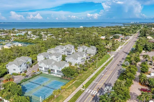 Longboat Key Cedars Beach House-Pet Friendly-2 Minute to the Beach