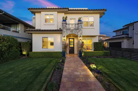 Sunset Serenity by Avantstay Rooftop w/ Hot Tub & Fire Pit, 3 Blocks to Beach!