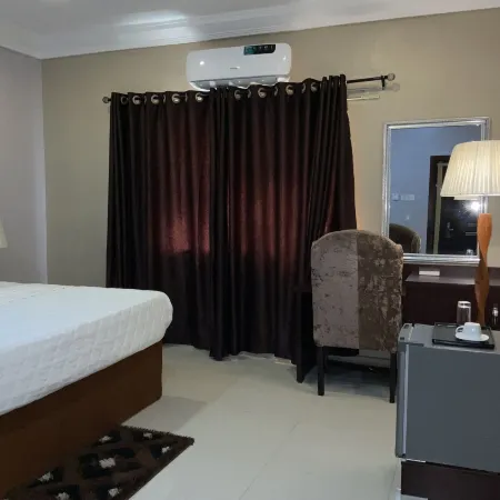 LIS Hotel and Suites
