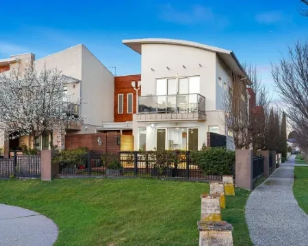 StayAU Pakenham Townhouse with Lakeview Hotels in Pakenham